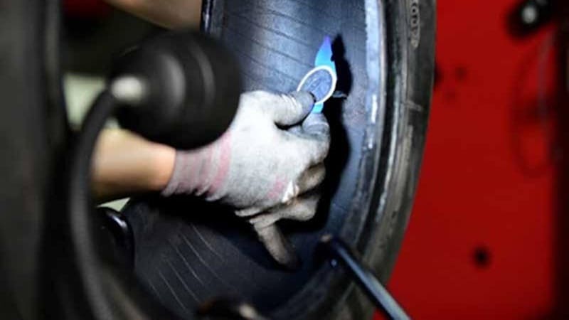 lắp miếng vá nấm lốp